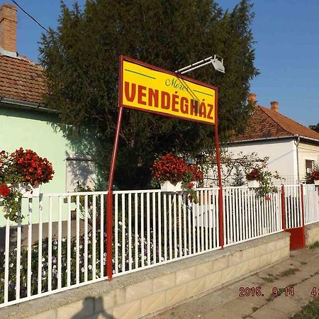Hotel Opusztaszeri Mozes Vendeghaz Exteriér fotografie