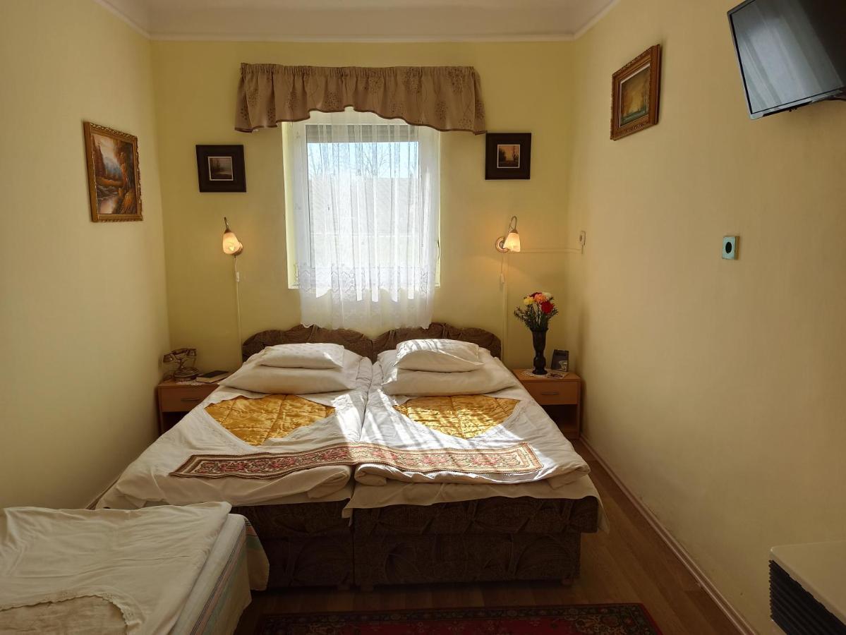 Hotel Opusztaszeri Mozes Vendeghaz Exteriér fotografie